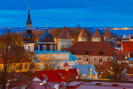 塔林日落时城市的空中观察夜间照明城市的空中观察爱沙尼亚塔林图片