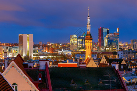 塔林日落时城市的空中观察夜间照明城市的空中观察爱沙尼亚塔林图片