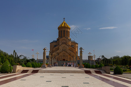 第比利斯圣三一大教堂在阳光明媚的一天景象格鲁吉亚图片