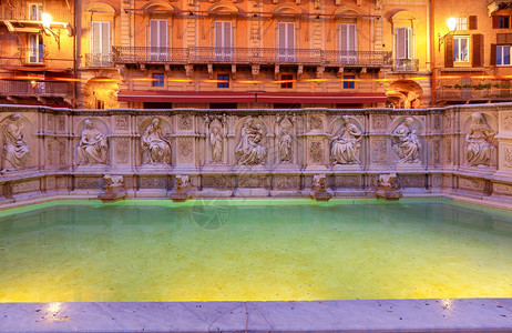 锡耶纳不尽欢乐之泉观赏坎波广场的欢乐之泉托斯卡纳意大利图片