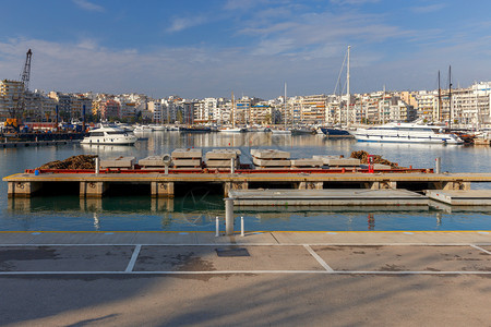 雅典比雷埃乌斯港游艇和船在比雷埃乌斯港在阳光明媚的一天图片