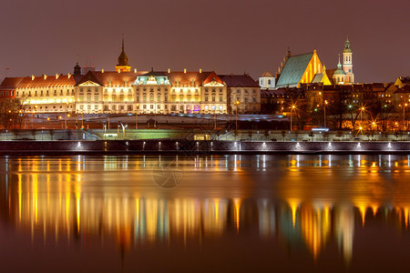 华沙城市堤岸夜间的景色与河流反射波兰图片
