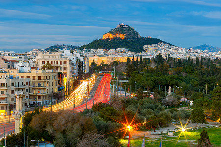 雅典城市的空中观光夜间照明的城市空中观光希腊利卡贝图斯图片