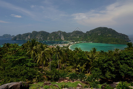 从泰国南部安达曼海Krabi市外的KoPhiPhi岛KoPhi镇的观点中图片