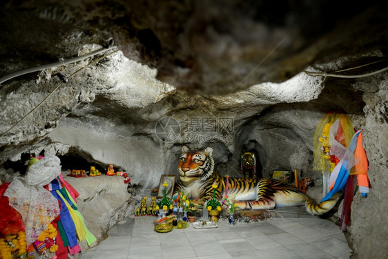 泰国南部安达曼海Krabi市中心外的TempleWatThamSeau寺图片