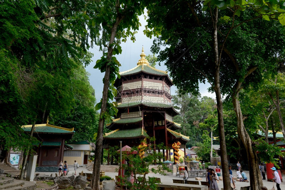 泰国南部安达曼海Krabi市中心外的TempleWatThamSeau寺图片