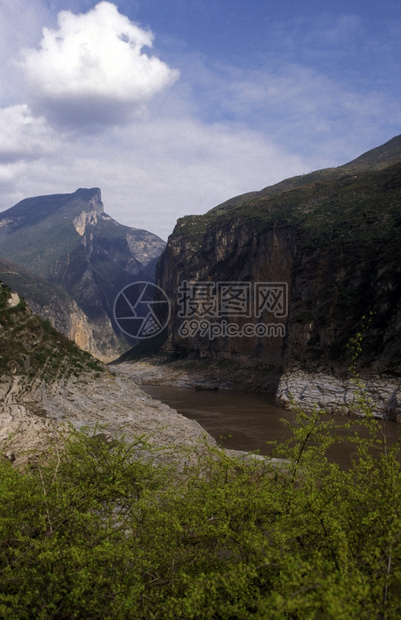 华省Cabrei3个峡谷大坝项目的三个峡谷上Yangzee河中fengjie村附近林峡谷的风景图片