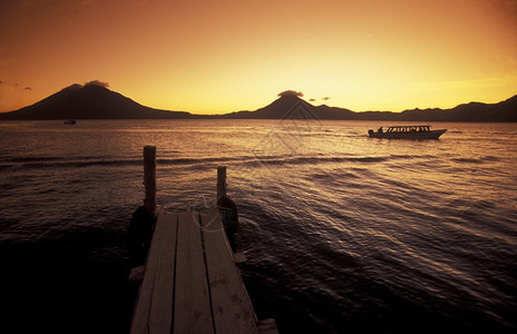 阿蒂特兰湖在中美洲危地马拉Panajachel镇的后面模仿托利曼和圣佩德罗火山图片