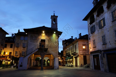 在意大利北部隆巴迪亚奥尔塔湖渔村的Orta广场图片