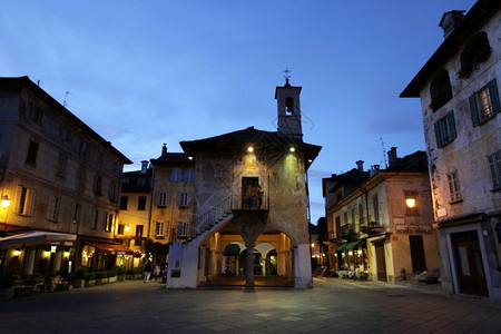 在意大利北部隆巴迪亚奥尔塔湖渔村的Orta广场图片