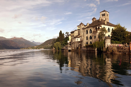 在意大利北部隆巴迪亚奥尔塔湖Orta渔村外奥尔塔的IsolaSanGiulio教堂图片
