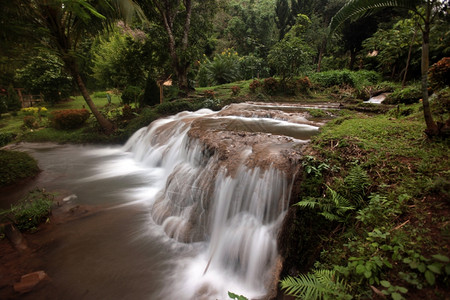 西安北客站热带森林瀑布靠近泰国北部东南亚地区泰国北边的Chiangmai市北方村的Fang背景