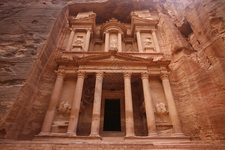 中东部约旦佩特拉寺庙城的AlKhazneh财政部图片