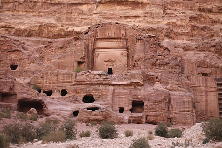 中东部约旦佩特拉寺庙城Facades或Necropolis街图片