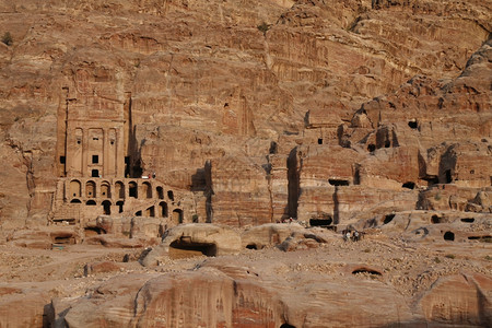 中东部约旦佩特拉寺庙城的皇家墓穴图片