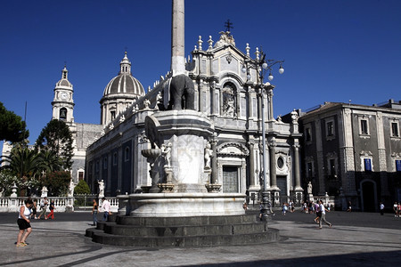多姆桑特阿加塔在位于欧洲南意大利西里卡塔尼亚老城的杜奥莫广场图片