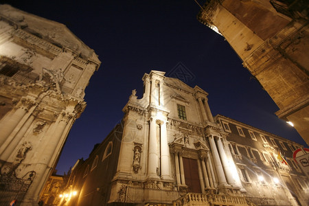 位于意大利南部欧洲西里卡塔尼亚老城的市中心图片