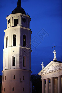 古城维尔纽斯镇立陶宛波罗的海州有时钟塔和约翰尼斯教堂图片