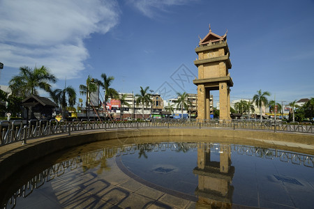 位于泰国东北部伊桑地区乌邦拉契塔尼西北部的安纳特查伦省安纳特查伦市广场的钟楼图片