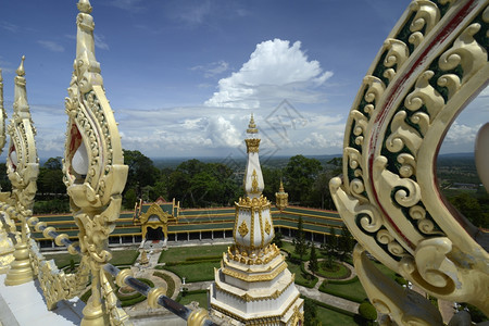 位于泰国东北部伊桑地区乌邦拉契塔尼西北部罗伊埃省附近一座山上的大型寺庙图片