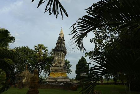 位于泰国东北部伊桑地区的亚索顿省PhaTiu村附近的Ayyuthaya时代的孔卡诺KongKhaoNoi的小型佛塔背景图片