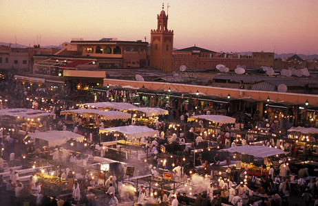 北非摩洛哥老城马拉喀什DjemmadelFna广场的街头食品和夜生活背景图片
