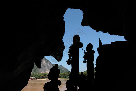 苏特斯塔西亚老挝北部LuangPrabang附近湄公河上的朴佛洞背景图片