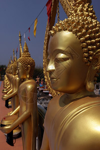 金佛像位于泰国东北部伊桑地区的纳洪拉奇西马省的呼拉特市附近图片