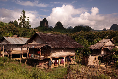 a从东南方老挝的VangVieng至LuangPrabang的13号公路上Kasi村附近的农民图片