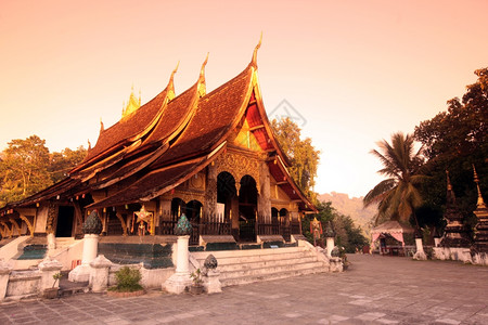 西安北客站苏提斯塔西亚老挝北部琅勃拉邦老城的TempelXiengThong亚洲老挝琅勃拉邦背景