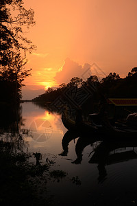 柬埔寨西部锡姆里普市附近的安哥罗寺市吴通桥的河流图片