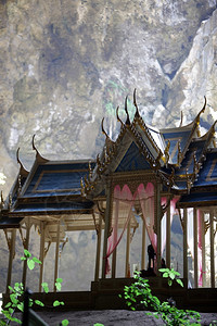 泰国华欣镇附近高尔夫原上KhaoSamRoiYot公园的ThamPhrayaNakhon传统寺庙图片