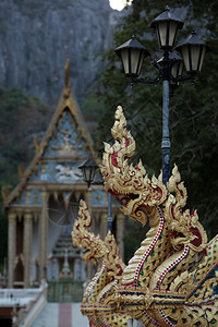 泰国华欣镇附近的泰国高尔夫附近的KhaoSamRoiYot公园的一个传统寺庙图片