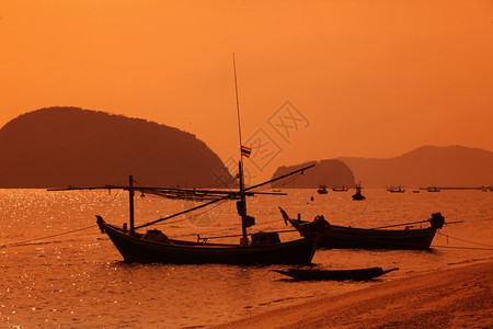 泰国华欣镇附近高尔夫附近的原KhaoSamRoiYot公园海岸的滩图片