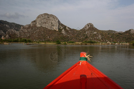 泰国华欣镇附近高尔夫的KhaoSamRoiYot公园的河流地貌图片