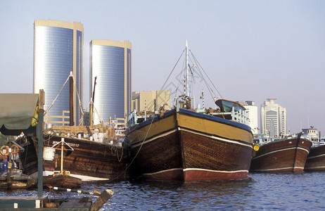 阿拉伯湾联合酋长国迪拜市古城小溪港口的进出货物图片