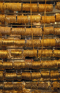 a在阿拉伯湾联合酋长国迪拜市古城的老镇Souq或市场黄金店图片