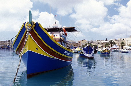 欧洲马耳他东海岸的Marsaxlokk渔村图片