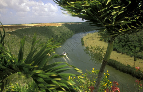 在拉丁美洲加勒比海的多米尼加的AltosdeChavon殖民地村的景观图片