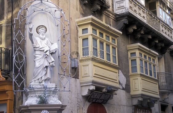 欧洲马耳他岛旧城房屋上的传统Balconys图片
