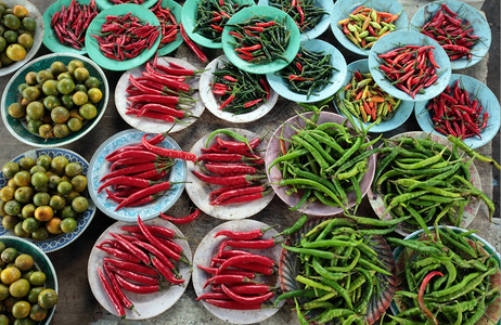 文莱达鲁萨兰国BandarseriBegawan市的东南亚婆罗洲市场中的辣椒和豆类图片