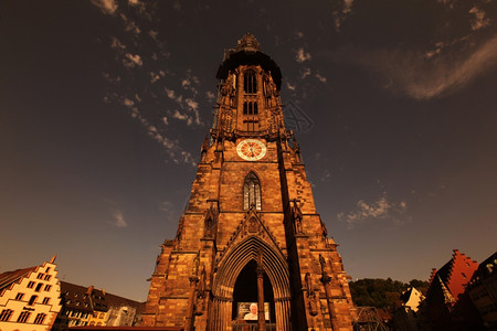 在德国南部欧洲黑森林的弗赖堡伊布斯高老城FreiburgimBreisgau的穆恩斯特教堂图片