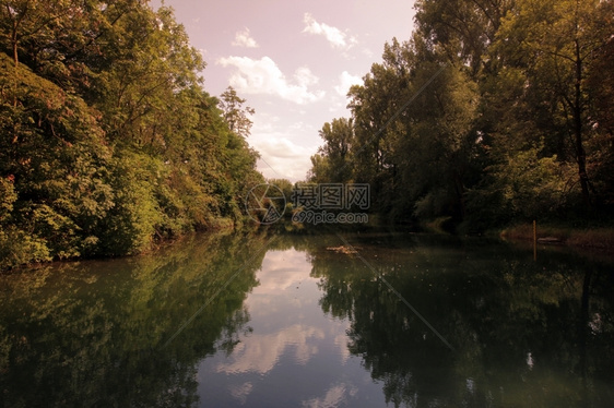 在德国南部欧洲黑森林的Waldshut老镇的莱茵河图片