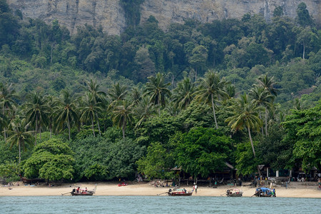 泰国南部安达曼海Krabi市外AoNang附近的RailayHatTomSai海滩图片