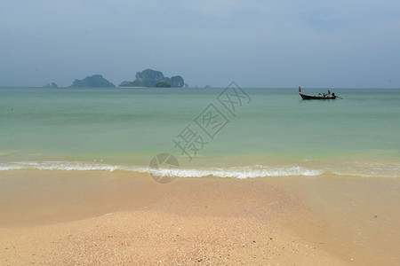 泰国南部安达曼海Krabi市外AoNang附近的Railay附近的HatRailayLeh海滩图片