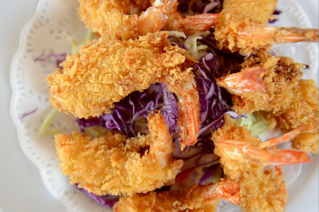 泰国南部安达曼海Krabi市郊外AoNang附近的RailayRailayLeh海滩HatLeh海滩一家餐馆的里带沙拉的虾子图片
