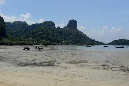 泰国南部安达曼海Krabi市郊外AoNang附近的RailayHatPhraNang海滩的一艘木船上泰国快餐店图片