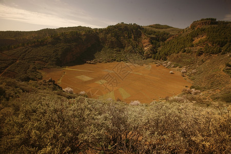 环绕大西洋中班牙加那利岛中心Tejeda山村的景观图片