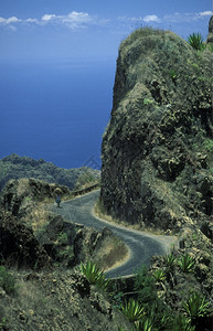 非洲大西洋中Berde角圣安东尼奥岛的RibeiraGrande镇附近的山地公路图片