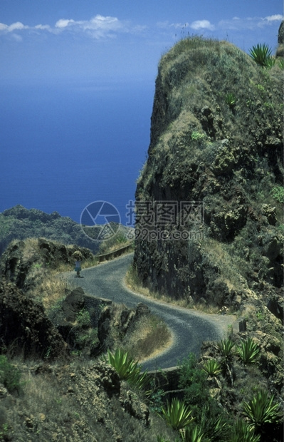 非洲大西洋中Berde角圣安东尼奥岛的RibeiraGrande镇附近的山地公路图片